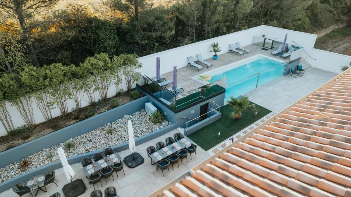une vue aérienne d'une maison avec piscine dans l'établissement Le Meez, à Carcassonne