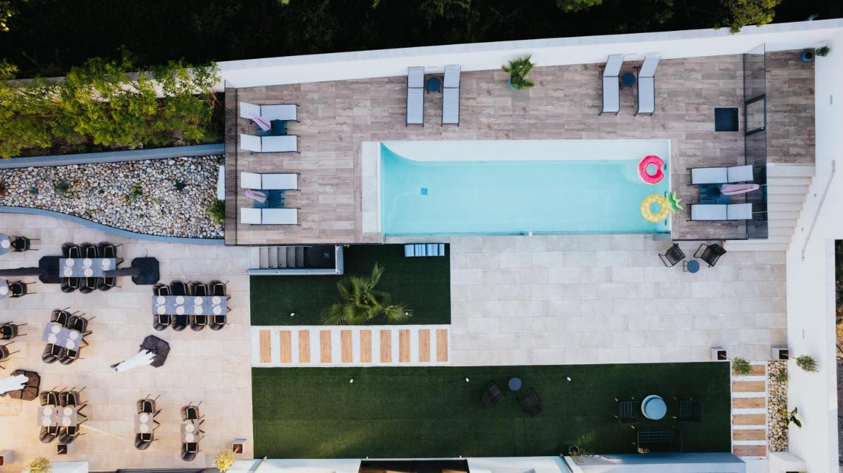 Piscine de l'établissement Le Meez ou située à proximité