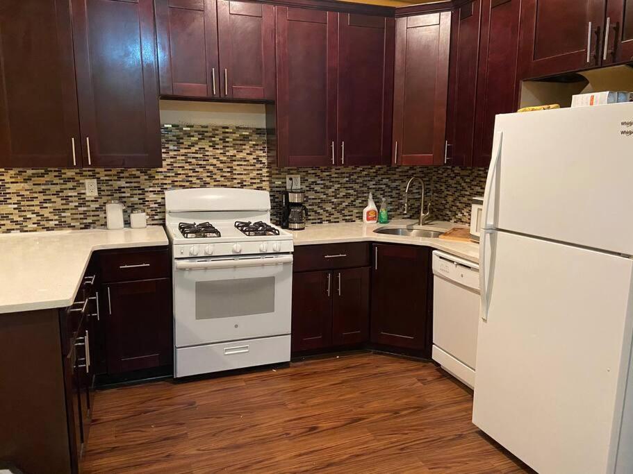 LARGE BRONX APT 4 bedrooms/2 baths, 2 min to metro - Housity