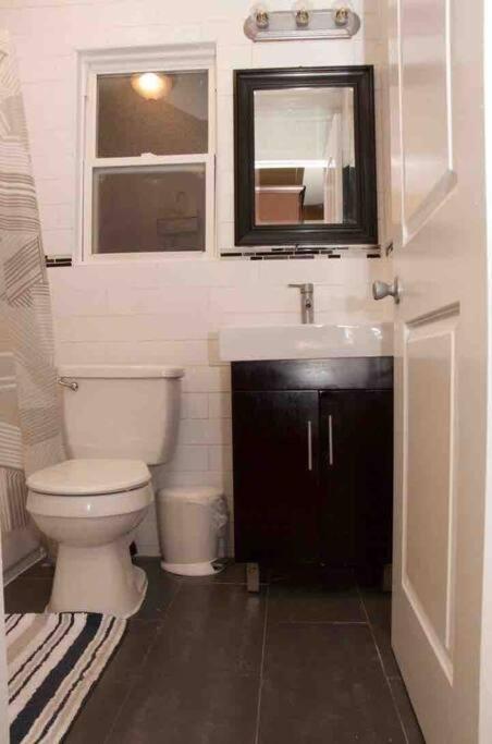 LARGE BRONX APT 4 bedrooms/2 baths, 2 min to metro - Housity