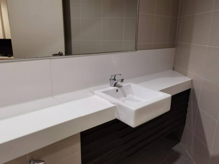 JW 118 Tree Premier Luxury Suite Gurney - Housity