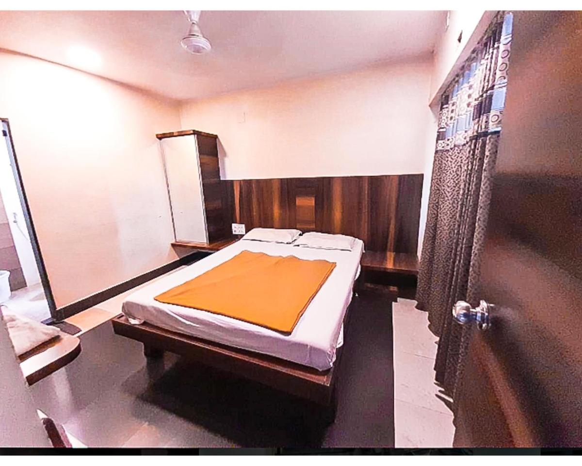 Hotel Rajhans Lodging & Boarding by WB Inn - Housity