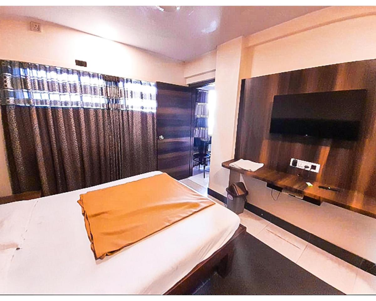 Hotel Rajhans Lodging & Boarding by WB Inn - Housity