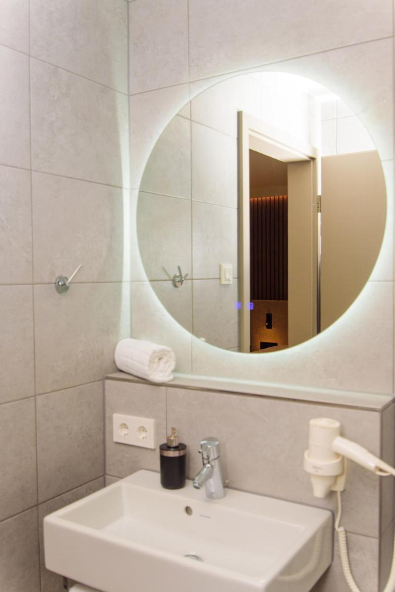 Hotel TwentyFour Living - Housity