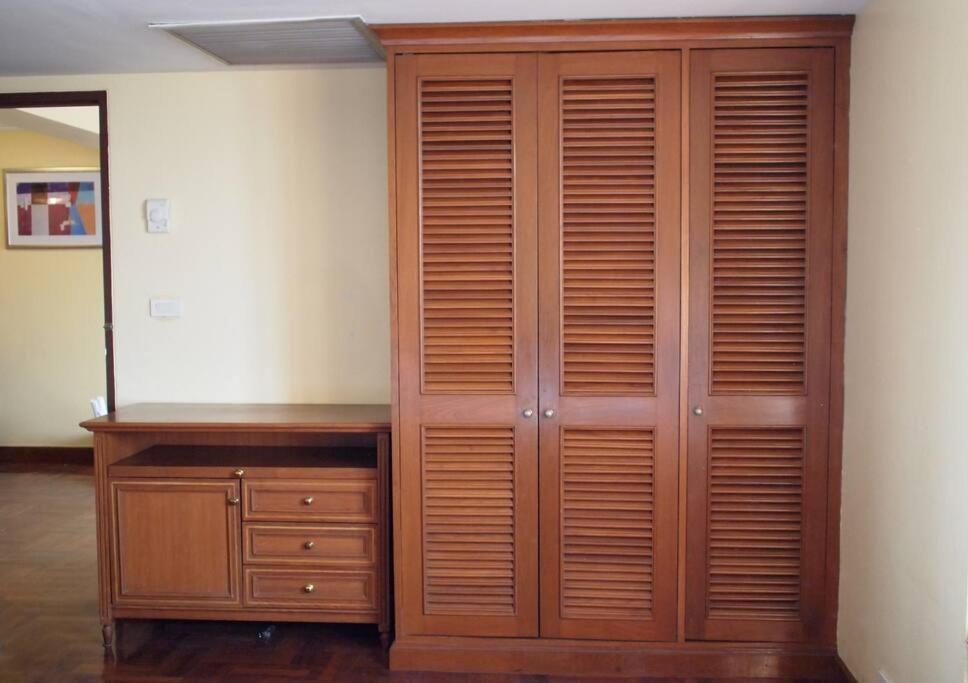 Spacious room 55 sq.m. Central BKK close to Nana BTS - Housity