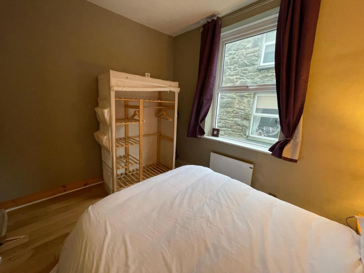 Flat 2, Ty Newydd - Housity