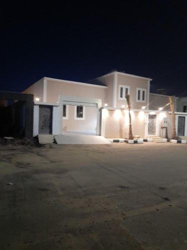 غرفة بمراتب أرضي في سكن مشترك نظام عزاب للذكور فقط - Housity