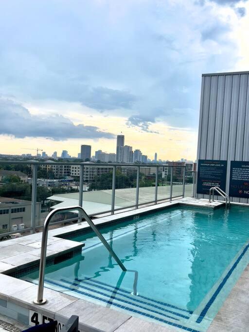 Contemporary 2/2 near downtown w/view - Housity