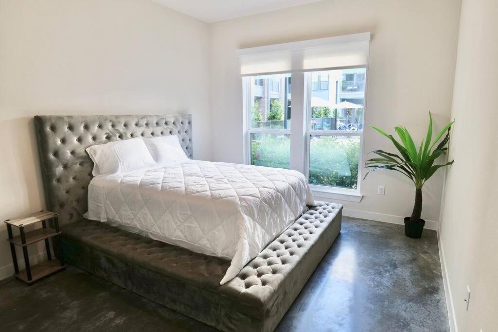 Contemporary 2/2 near downtown w/view - Housity