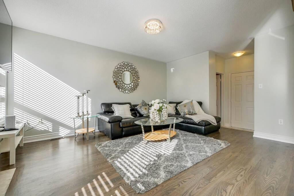 4 Bedroom House in Mississauga - Housity