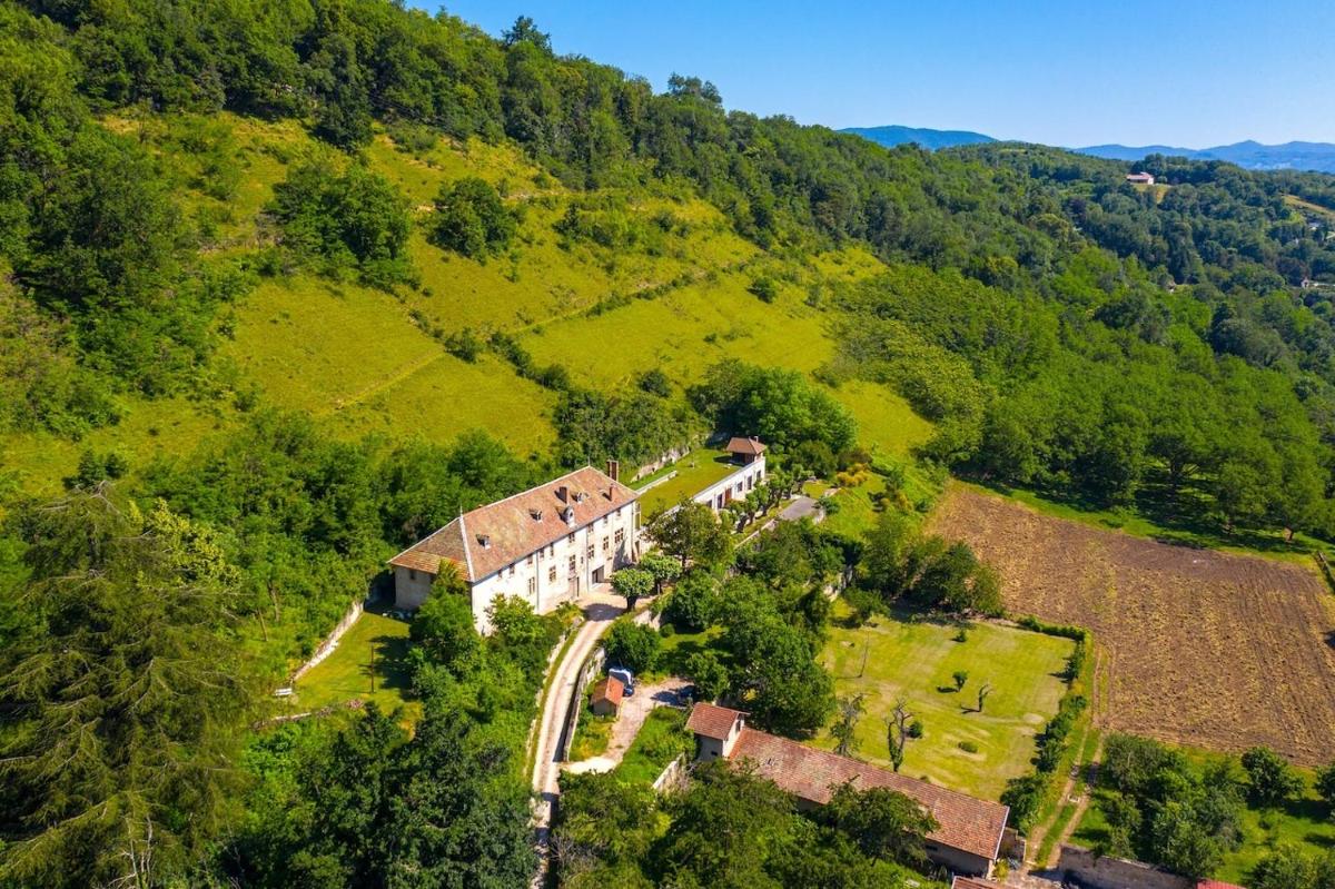 Jolie cabane avec jacuzzi pour les amoureux de la nature - Housity