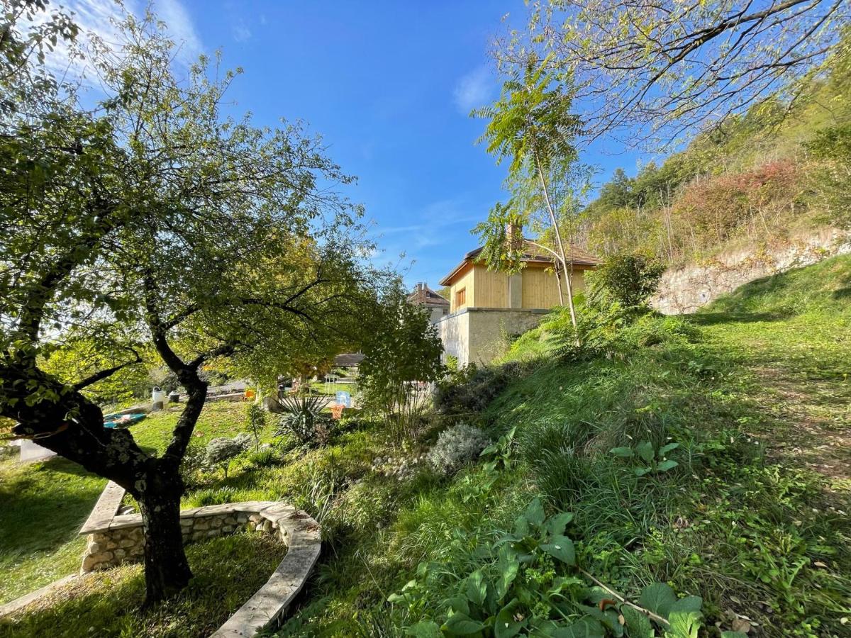 Jolie cabane avec jacuzzi pour les amoureux de la nature - Housity