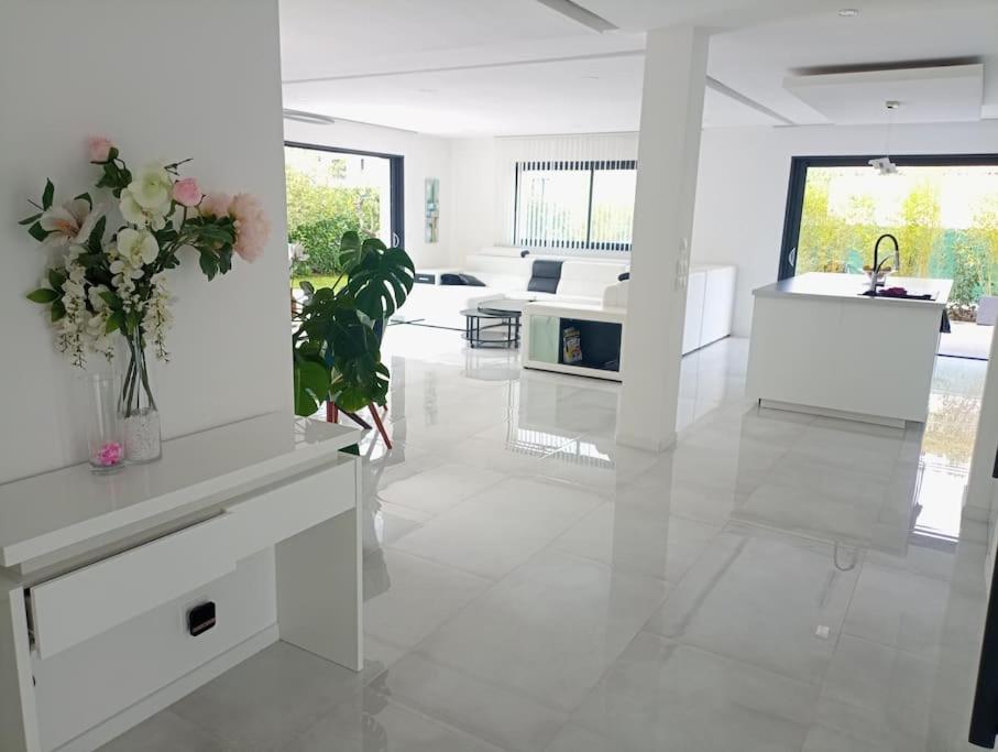 Villa contemporaine avec piscine dans un cadre verdoyant - Housity