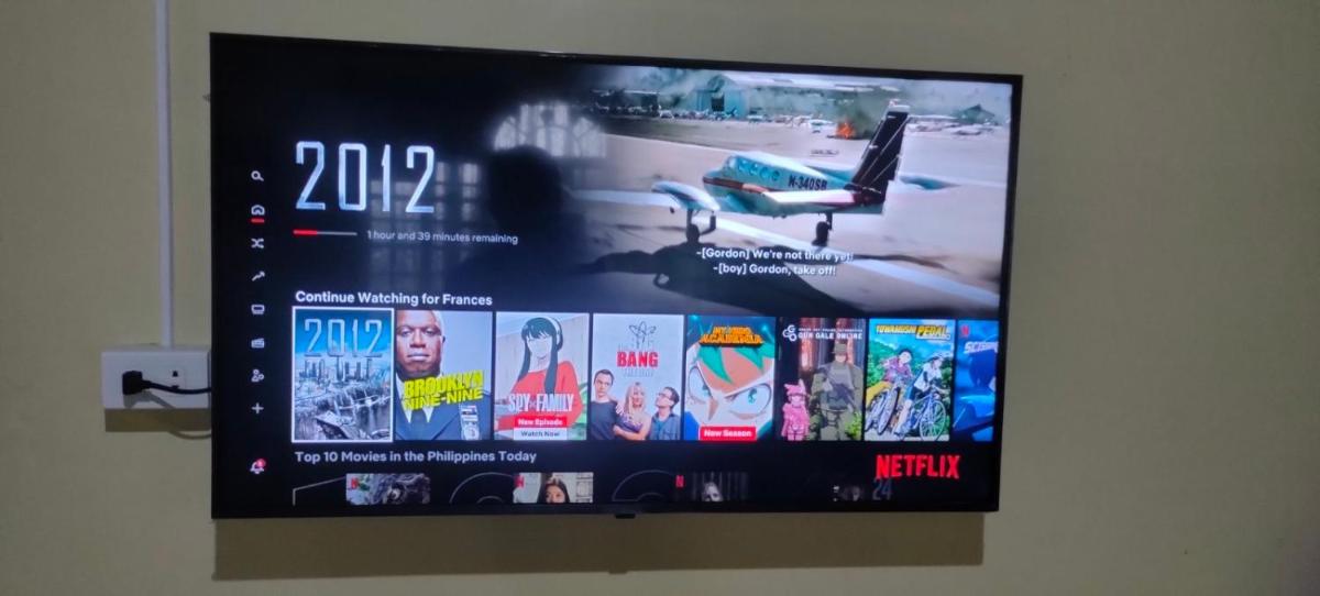 Camille's Cheapstay near Hundred Islands living room TV with Netflix included - Housity