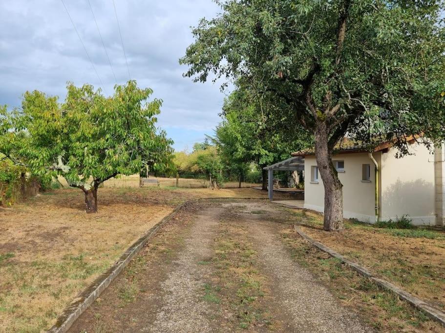 Jolie maison de garde barrière dans un jardin clos - Housity