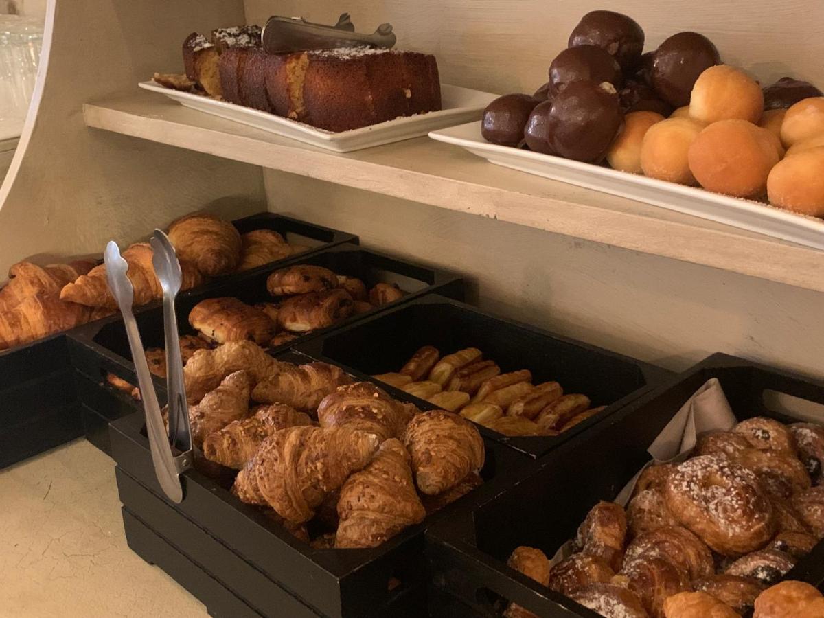 Comida en o cerca de este hotel