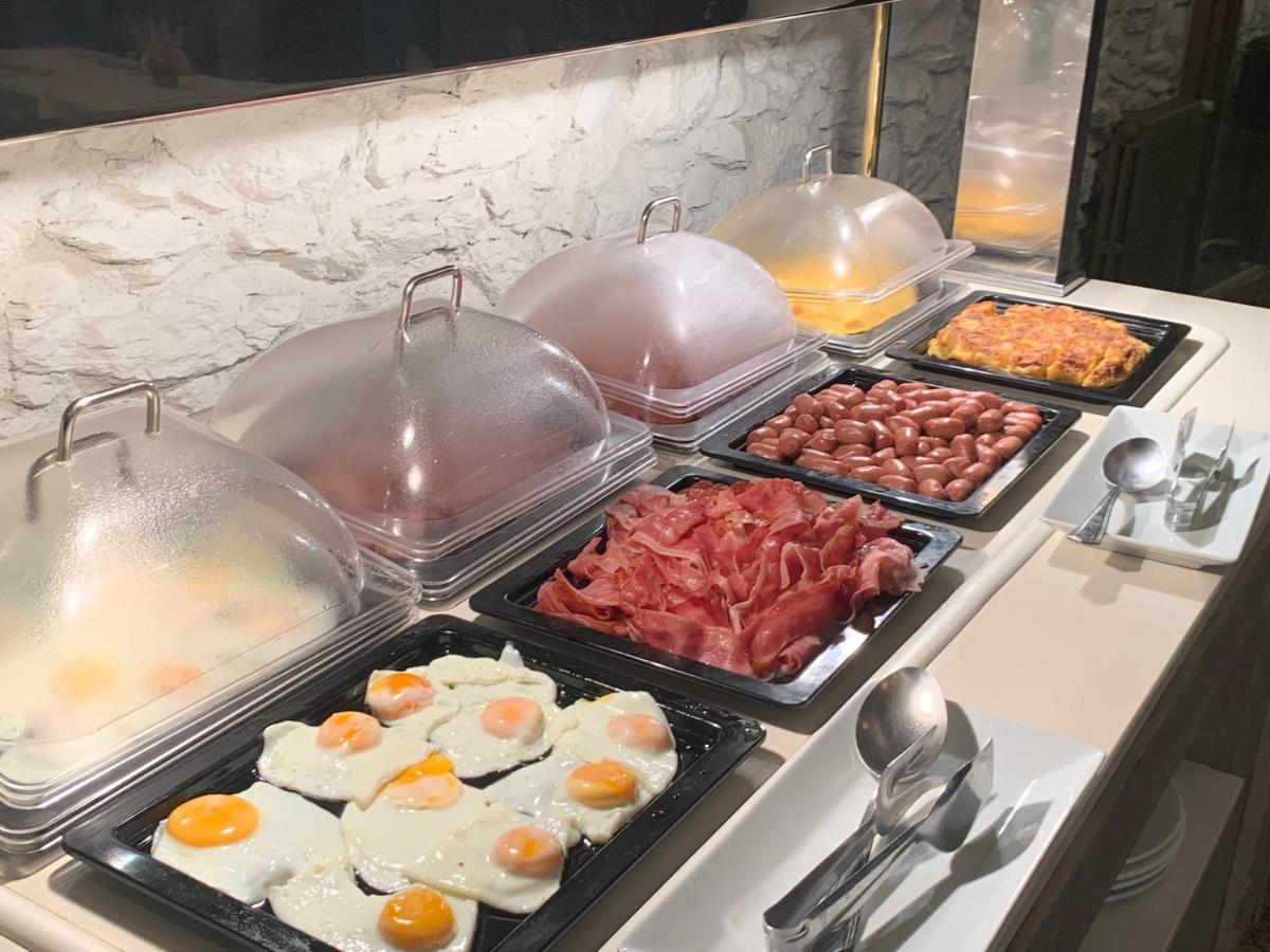 Comida en o cerca de este hotel