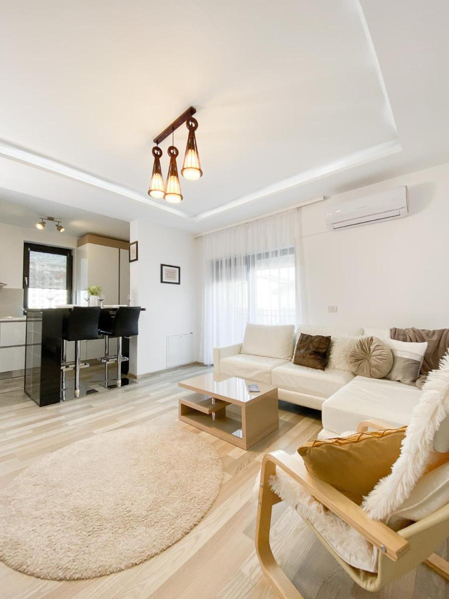 Luxury Apartment with Private Parking - Housity