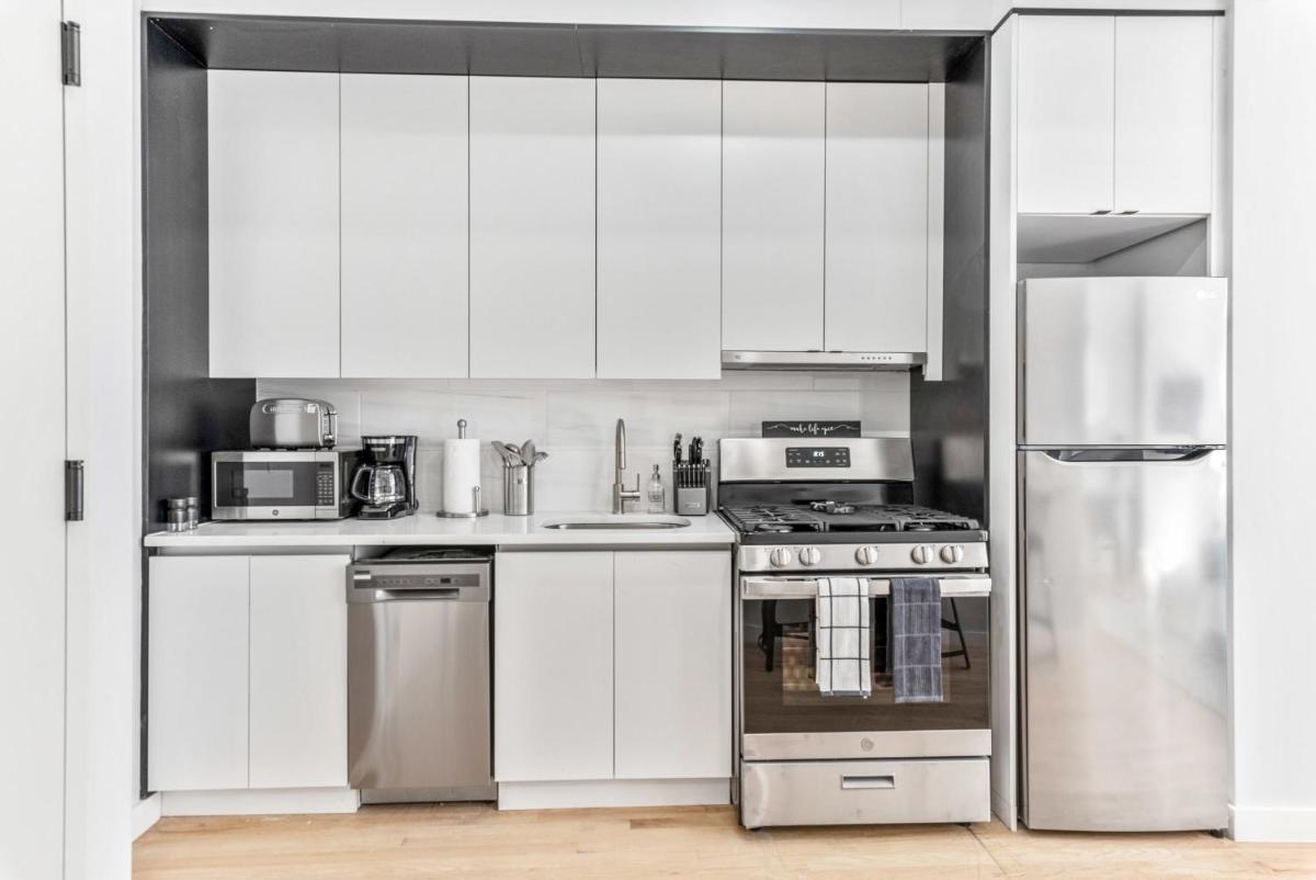 Modern Studio Apt with Charming Juliet Balcony - Housity