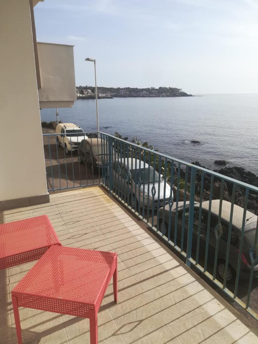 Suitetrails - CASA VACANZE MOON SEA HOUSE FRONTE MARE ACI TREZZa