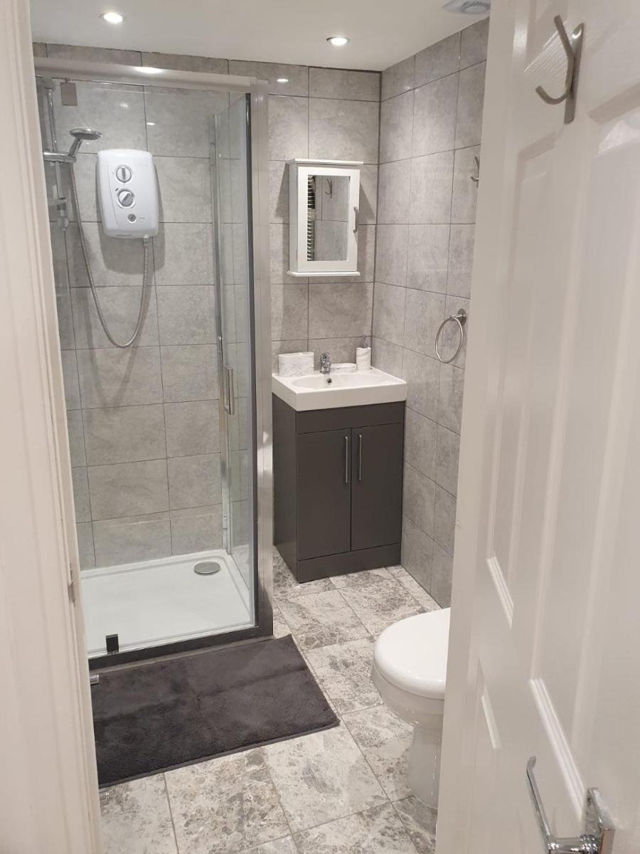 Spacious loft space with private en-suite bathroom - Housity