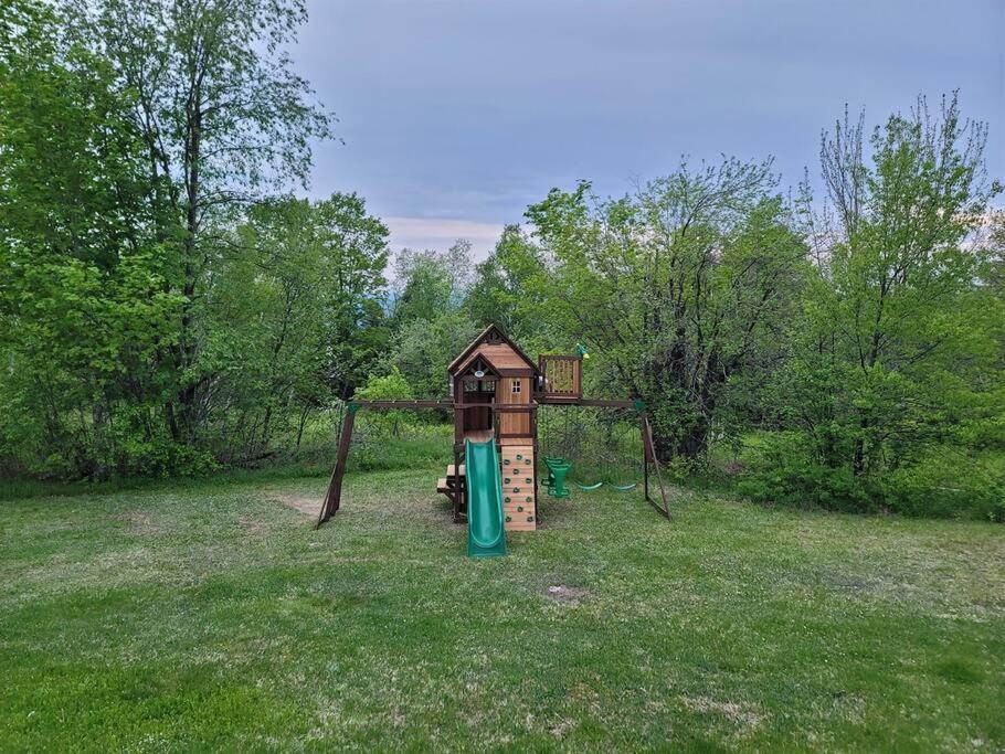 Beautiful White Mountain Cottage with Hot Tub - Housity