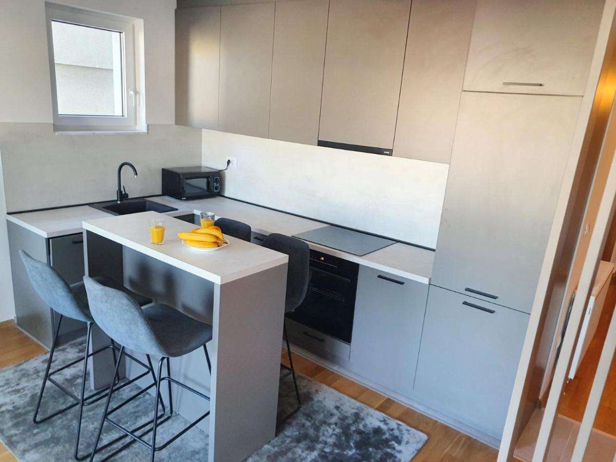 Suitetrails - Sarajevo City Center Apartment with balcony