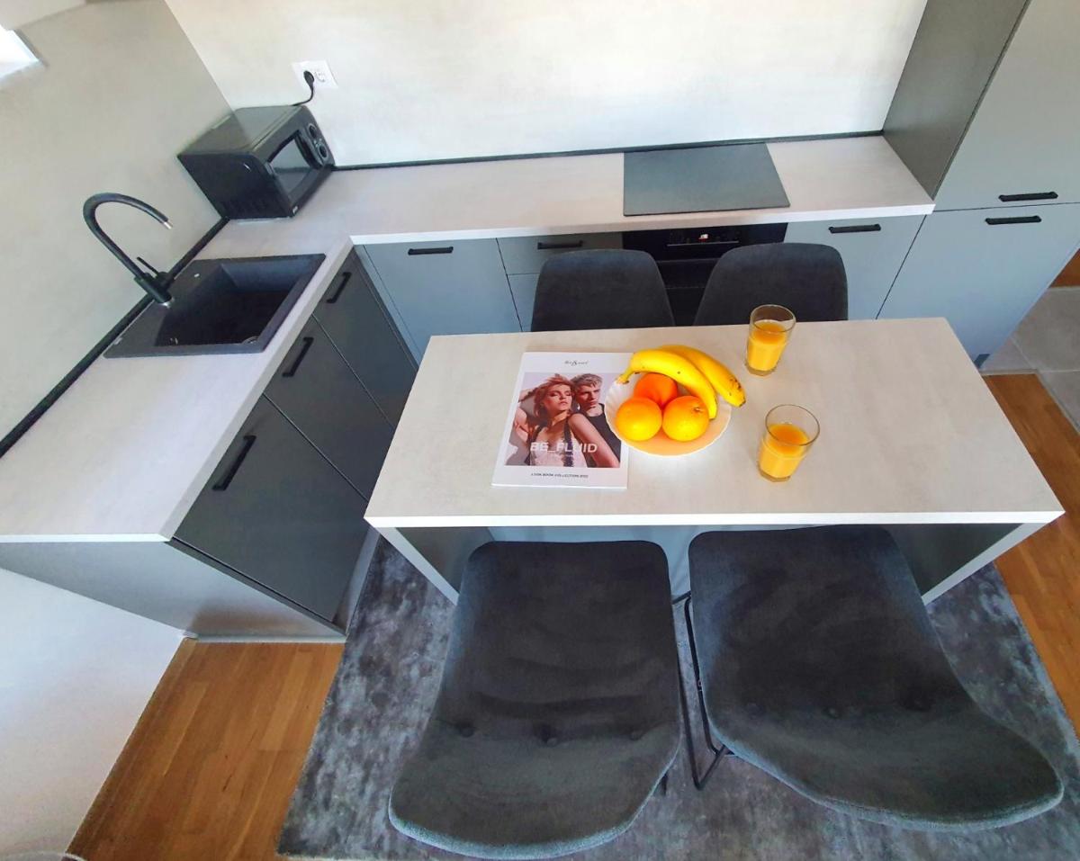 Suitetrails - Sarajevo City Center Apartment with balcony