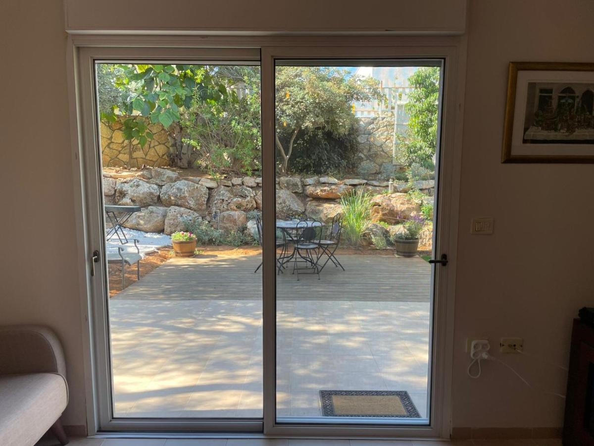 Alma BaHar - charming 2 bdrm house with garden עלמה בהר - דירת אירוח בלב גן פורח - Housity
