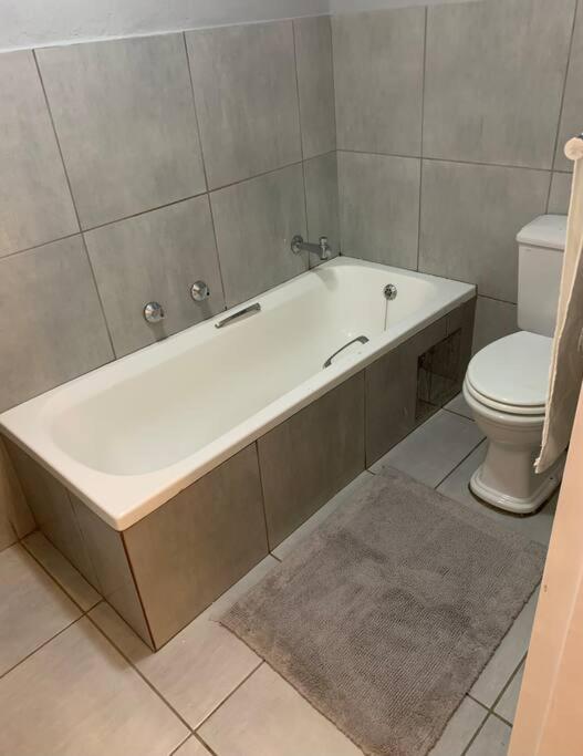 Suitetrails - Modern 1 bedroom flat with uninterrupted wifi
