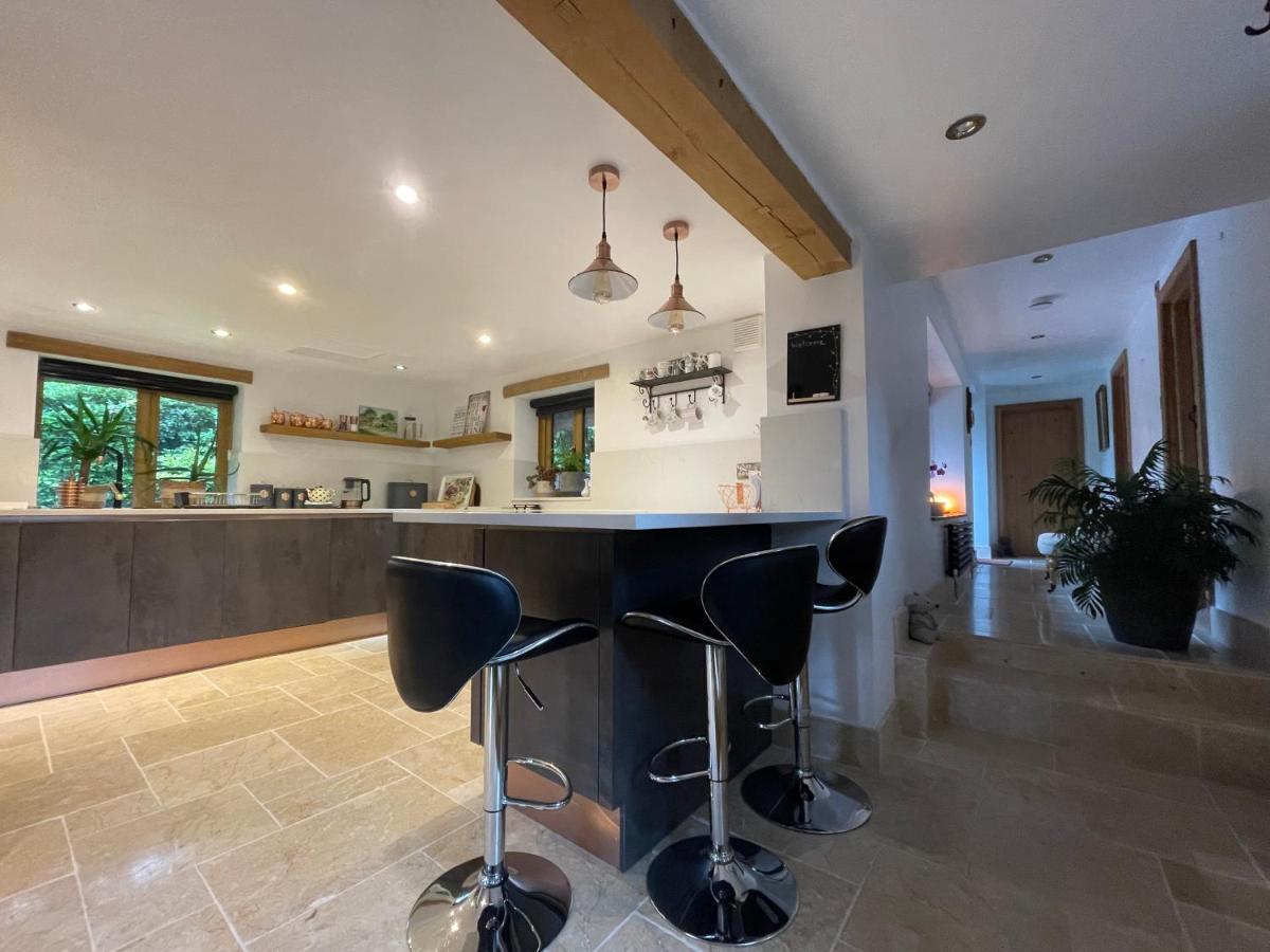 18 Century Thatched Cottage tucked away in secluded gardens close to Goodwood Racecourse - Housity
