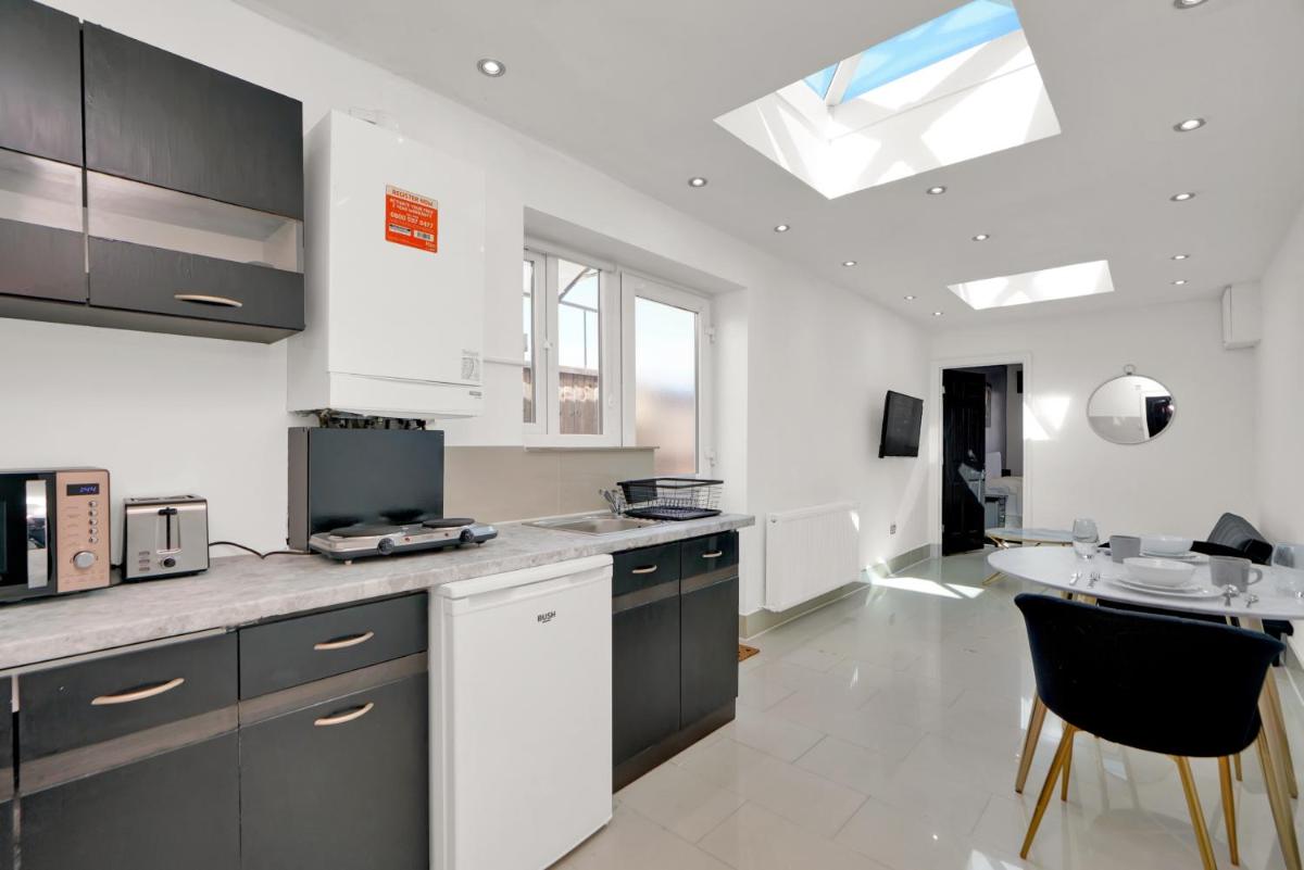 Modern Bright and Airy 1 Bed Flat in Heathrow - T4 - Housity