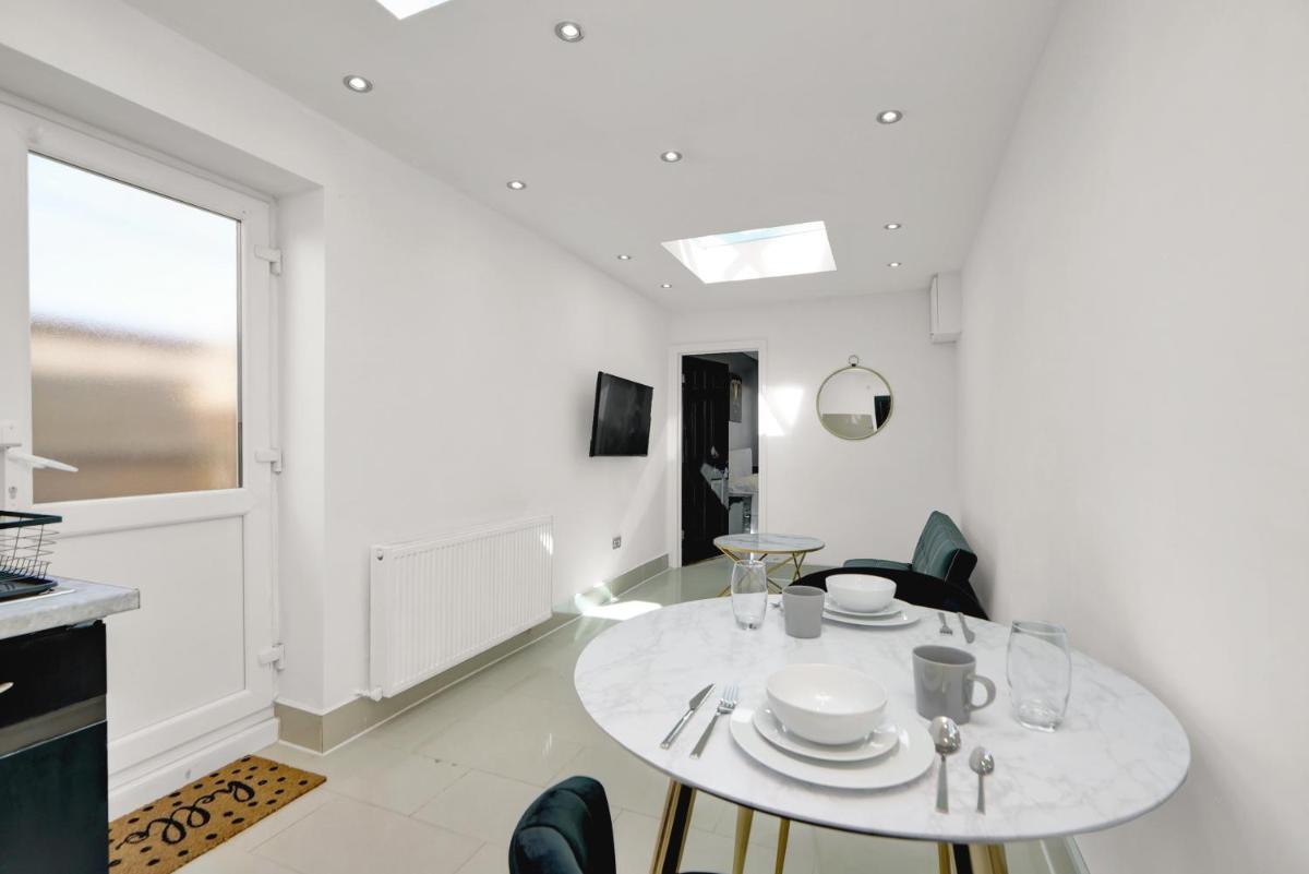 Modern Bright and Airy 1 Bed Flat in Heathrow - T4 - Housity