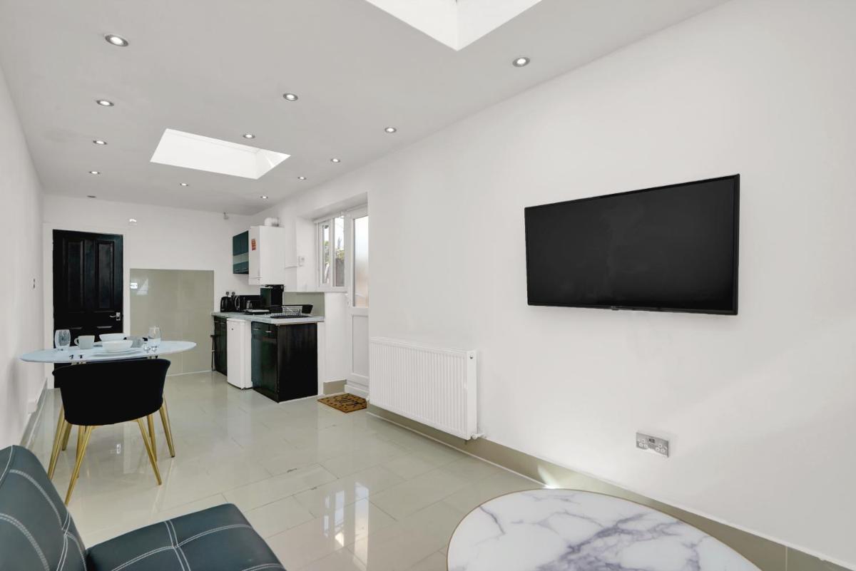 Modern Bright and Airy 1 Bed Flat in Heathrow - T4 - Housity