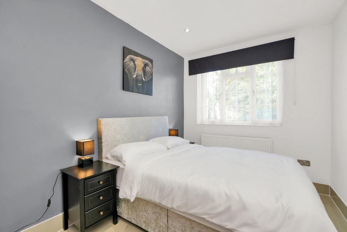 Modern Bright and Airy 1 Bed Flat in Heathrow - T4 - Housity
