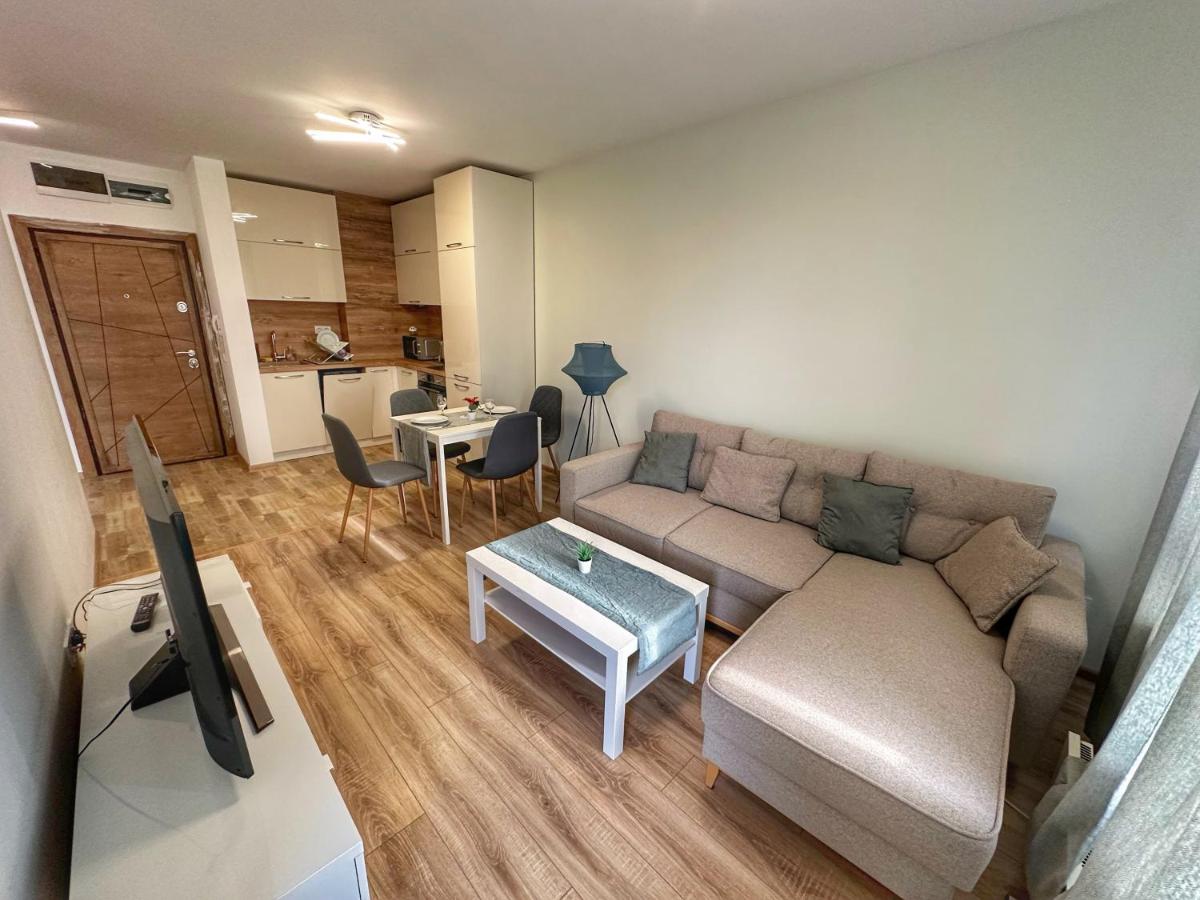 Cloud 9 Apartment by LMG - Housity