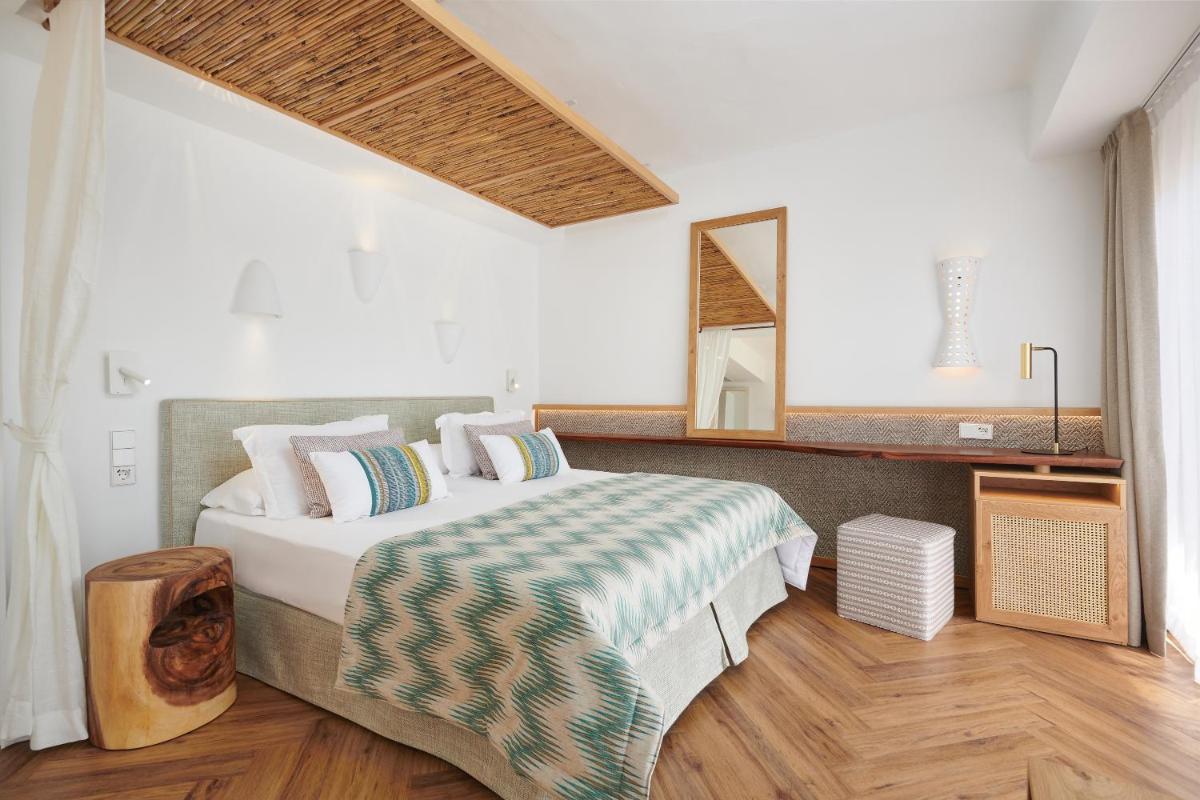 Un dormitorio con una cama grande y un espejo. en El Somni Ibiza Dream Hotel by Grupotel, en Sant Joan de Labritja
