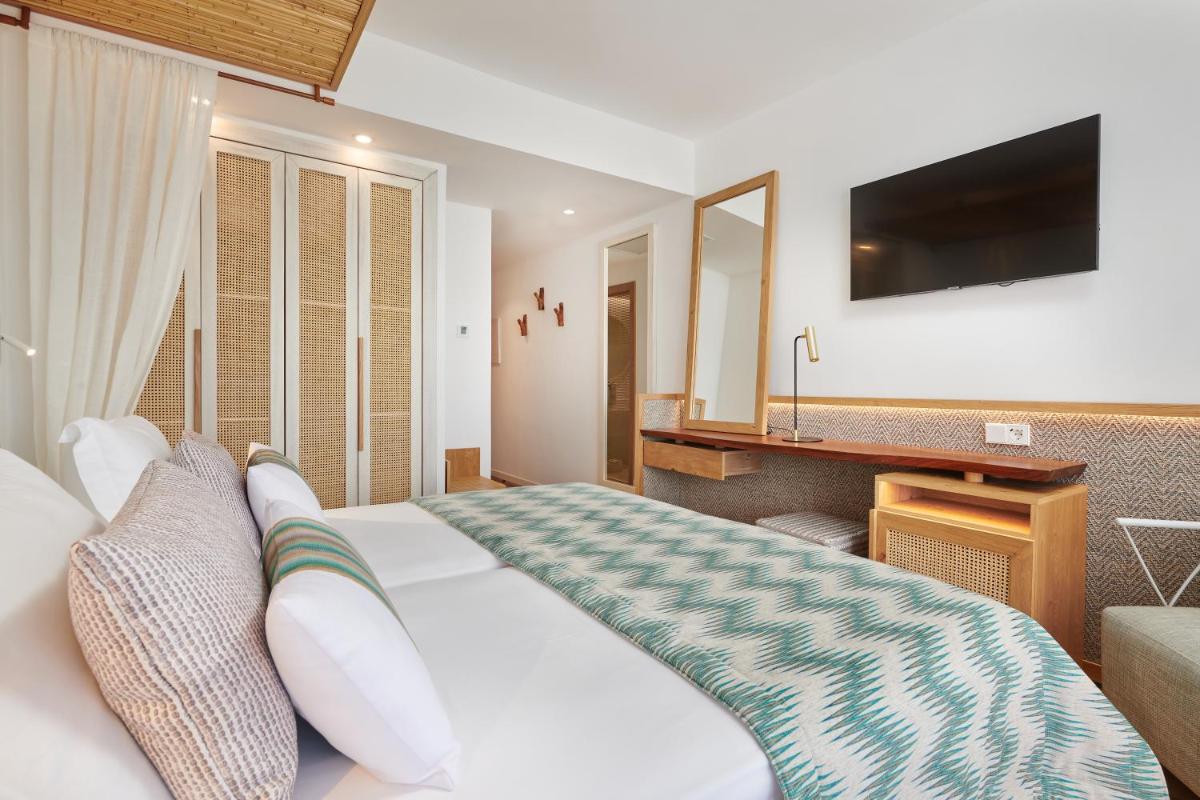 Una televisión o centro de entretenimiento en El Somni Ibiza Dream Hotel by Grupotel