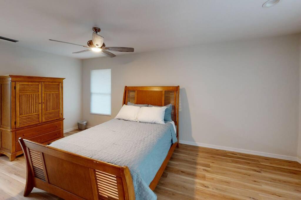 Gator Pool and Hot Tub House -1.5 miles to Stadium - Housity
