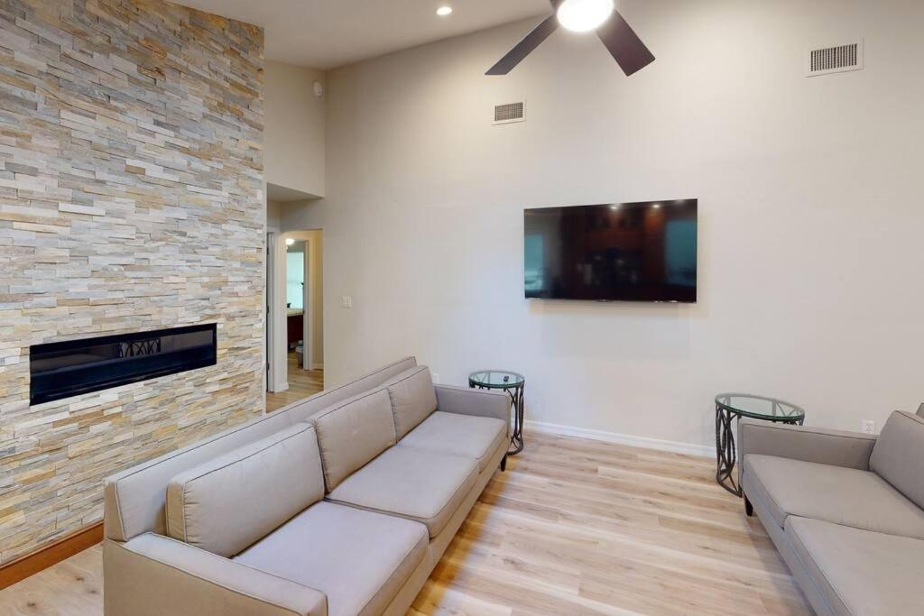 Gator Pool and Hot Tub House -1.5 miles to Stadium - Housity