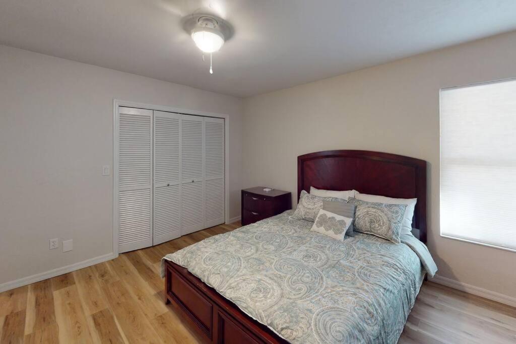 Gator Pool and Hot Tub House -1.5 miles to Stadium - Housity