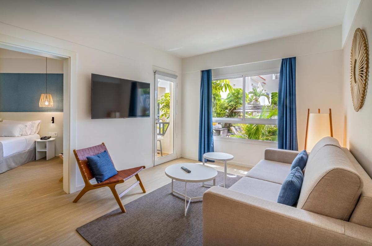 una sala de estar con un sofá y una cama en Barceló Fuerteventura Royal Level, en Caleta de Fuste
