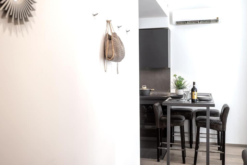 [Corso Como-Porta Garibaldi] Black & White house - Housity
