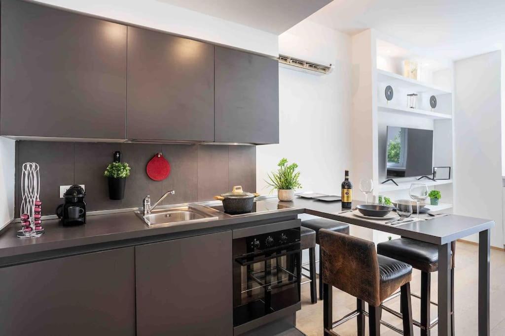 [Corso Como-Porta Garibaldi] Black & White house - Housity