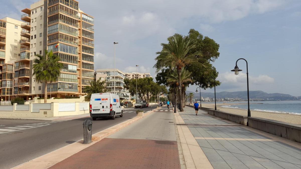 Suitetrails - MARBELLA apartamanto acogedor FRENTE AL MAR, un dormitorio con dos camas, mas otra cama abatible en el salon