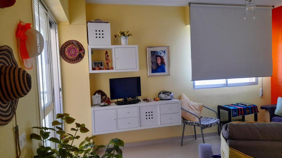 Suitetrails - MARBELLA apartamanto acogedor FRENTE AL MAR, un dormitorio con dos camas, mas otra cama abatible en el salon