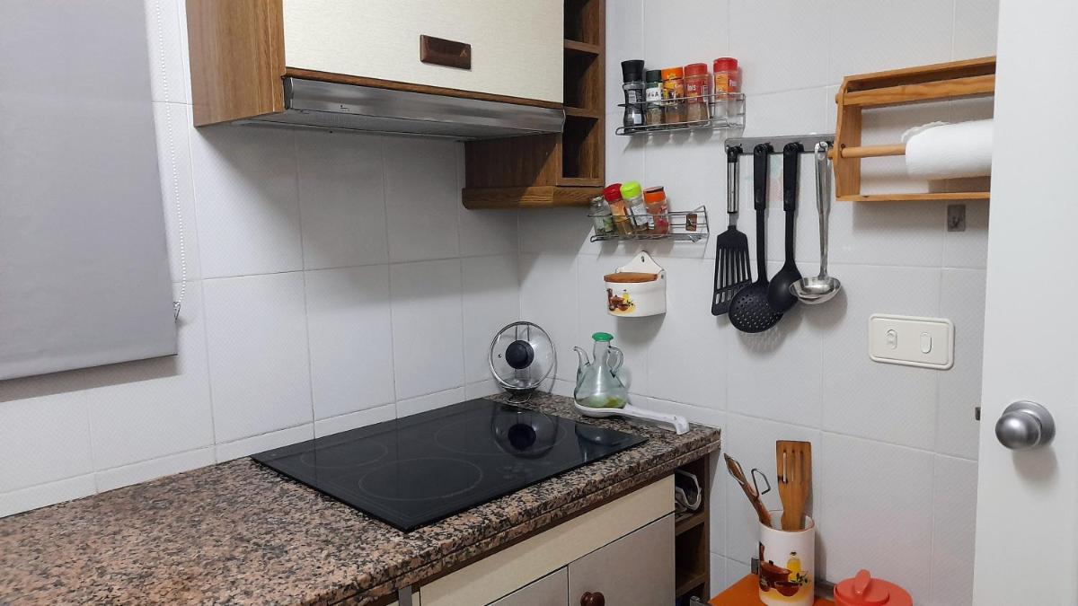 Suitetrails - MARBELLA apartamanto acogedor FRENTE AL MAR, un dormitorio con dos camas, mas otra cama abatible en el salon