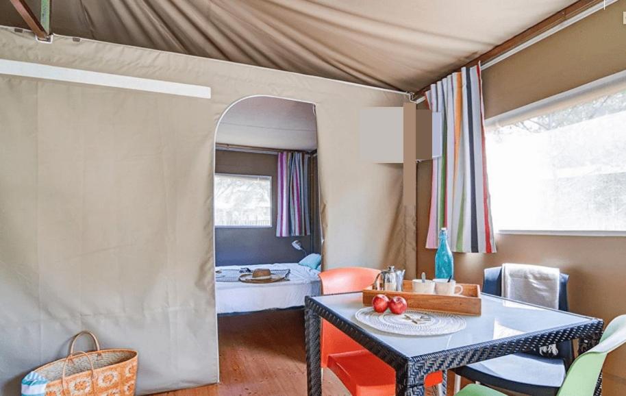 Hébergements camping \"Les pieds dans l\'eau\" - Housity