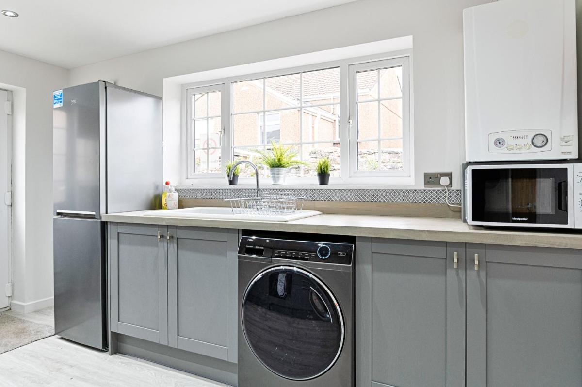 2 bedroom flat in The Mumbles with free parking - Housity