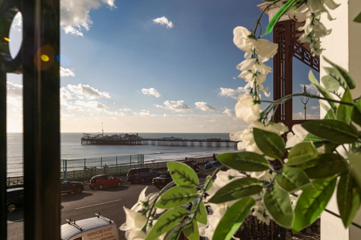 Marine Parade Sea View 2-Bedroom Apartment - Housity